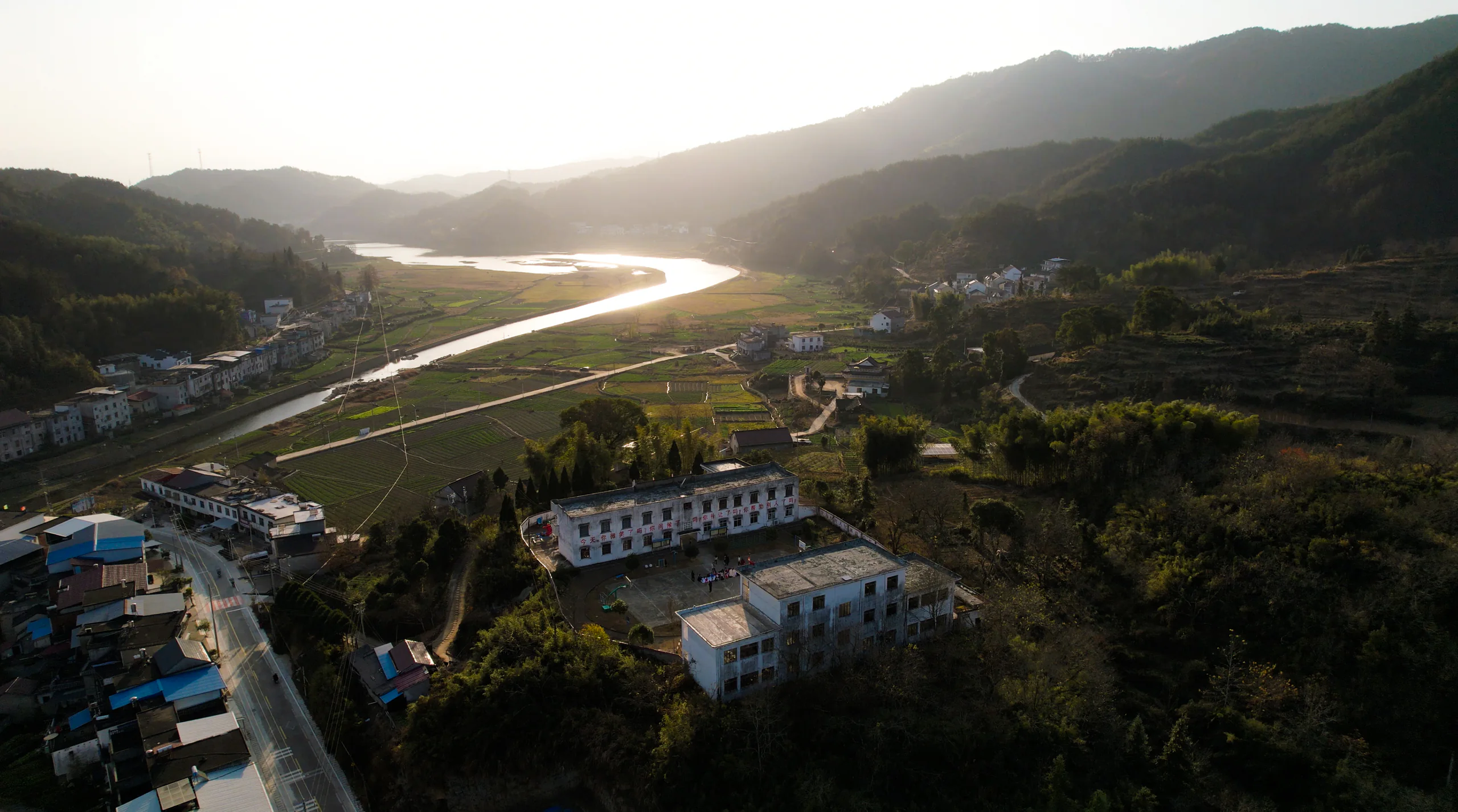 山村与校园：影像也保留学校所在的山川与日常环境。