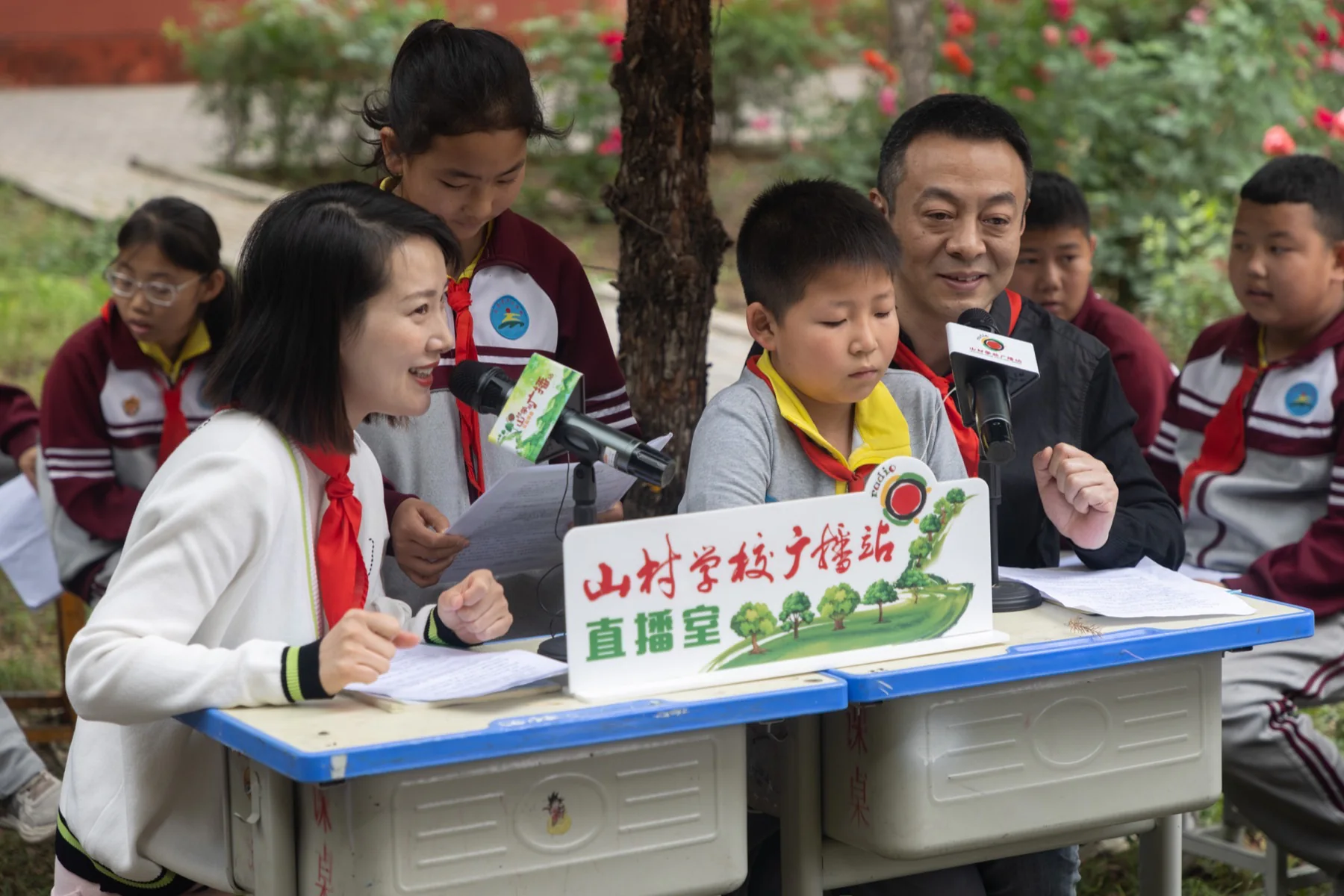 一起练习：老师和学生共同准备节目。