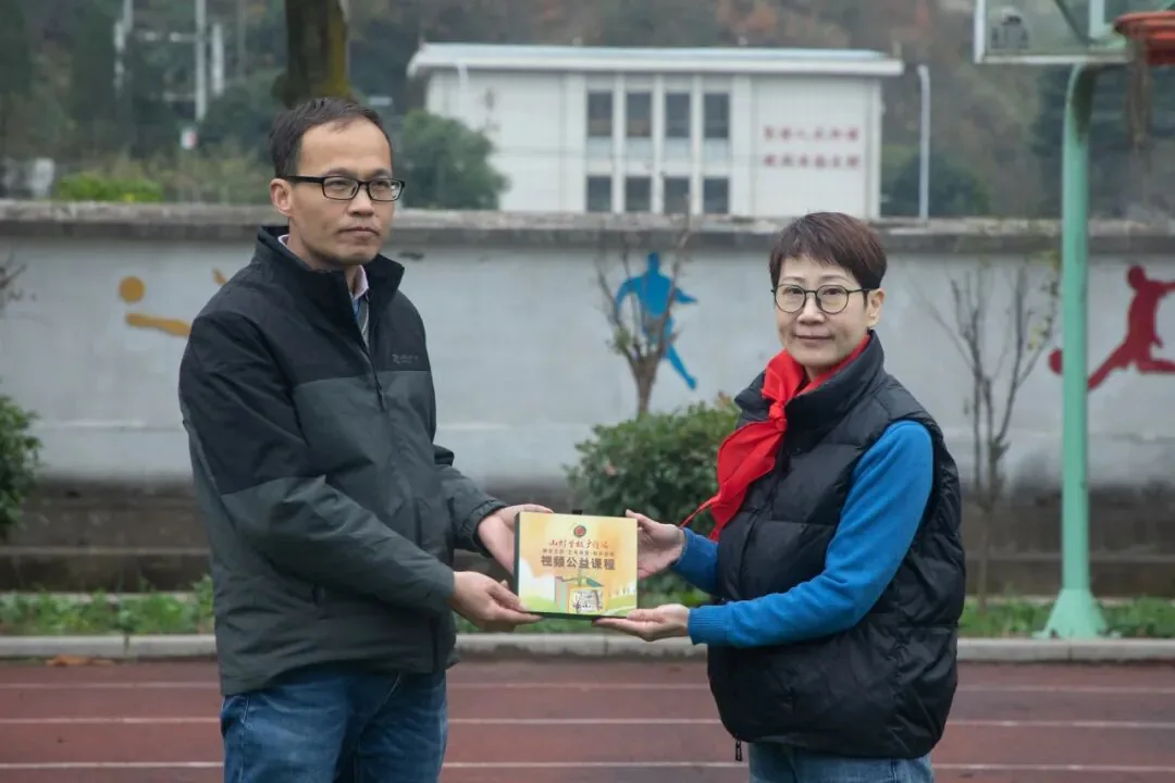 听见梦想|大别山“青山希望小学” 山村学校广播站开播啦!项目记录图片