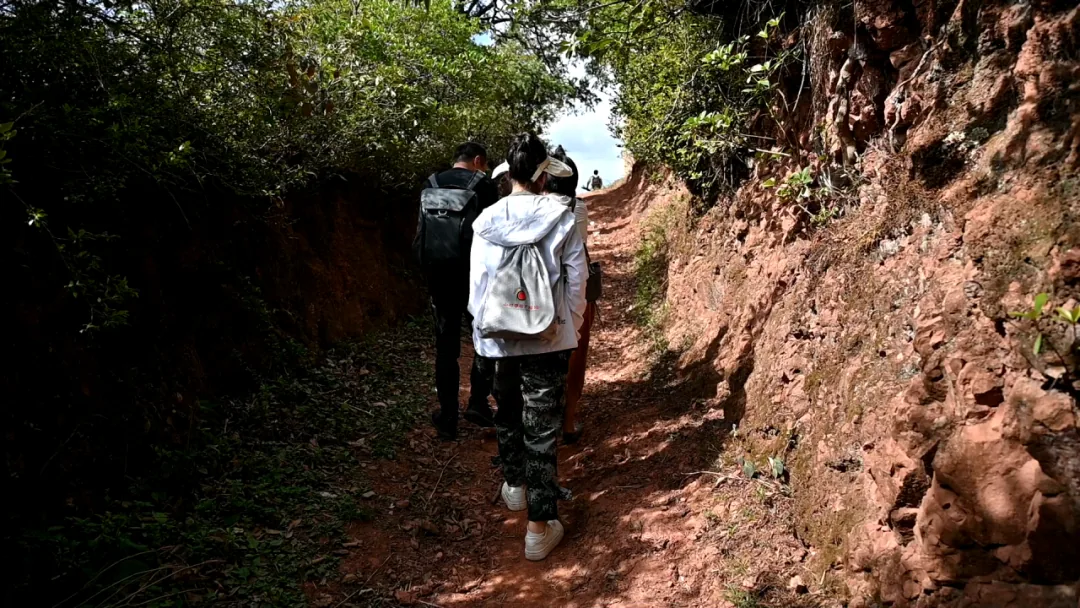 腊湾民族小学山村学校广播站开播了,梦想和歌谣在山谷回响!项目记录图片
