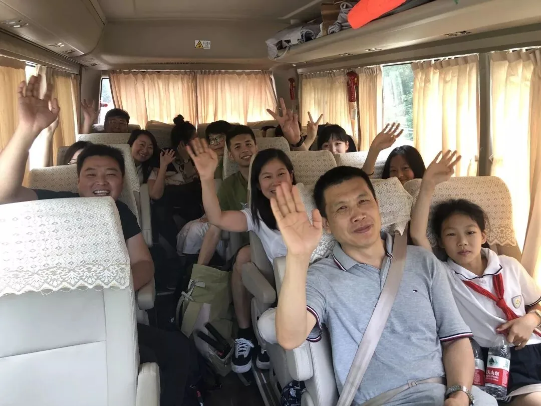 千里之外,又一座“山村学校广播站”开播了!相关报道配图