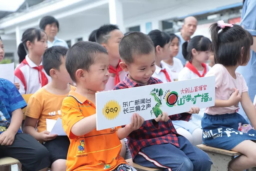 千里之外,又一座“山村学校广播站”开播了!项目记录图片