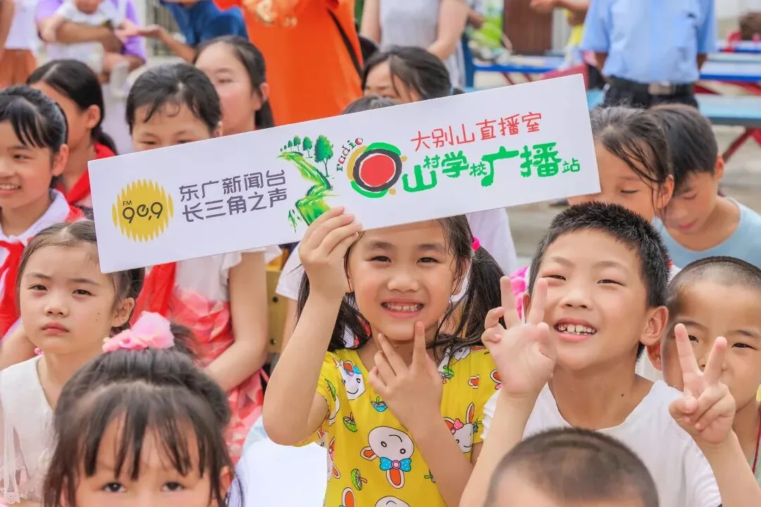 千里之外,又一座“山村学校广播站”开播了!项目记录图片