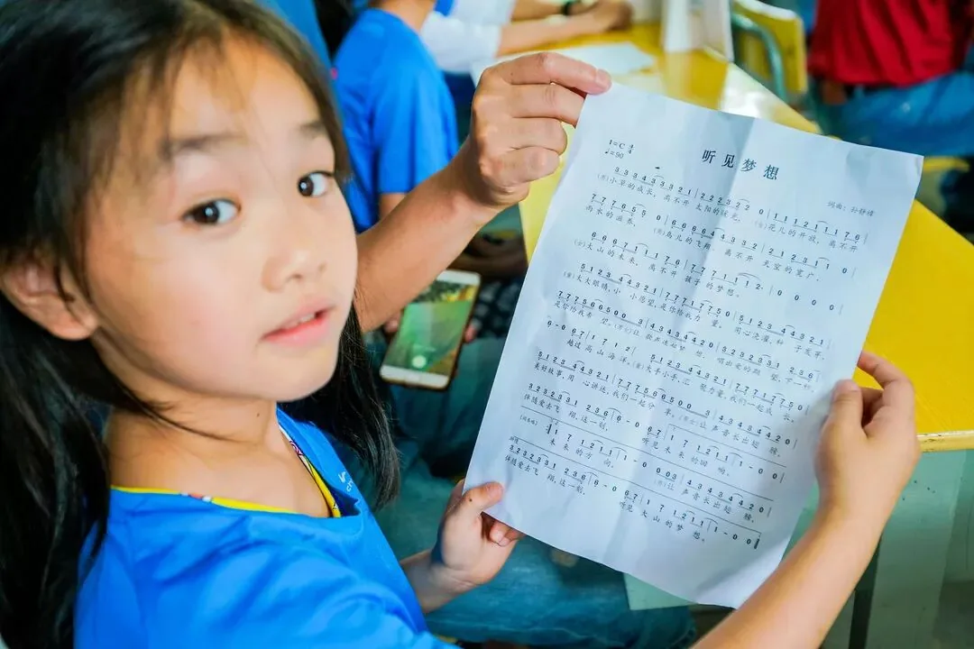 千里之外,又一座“山村学校广播站”开播了!项目记录图片