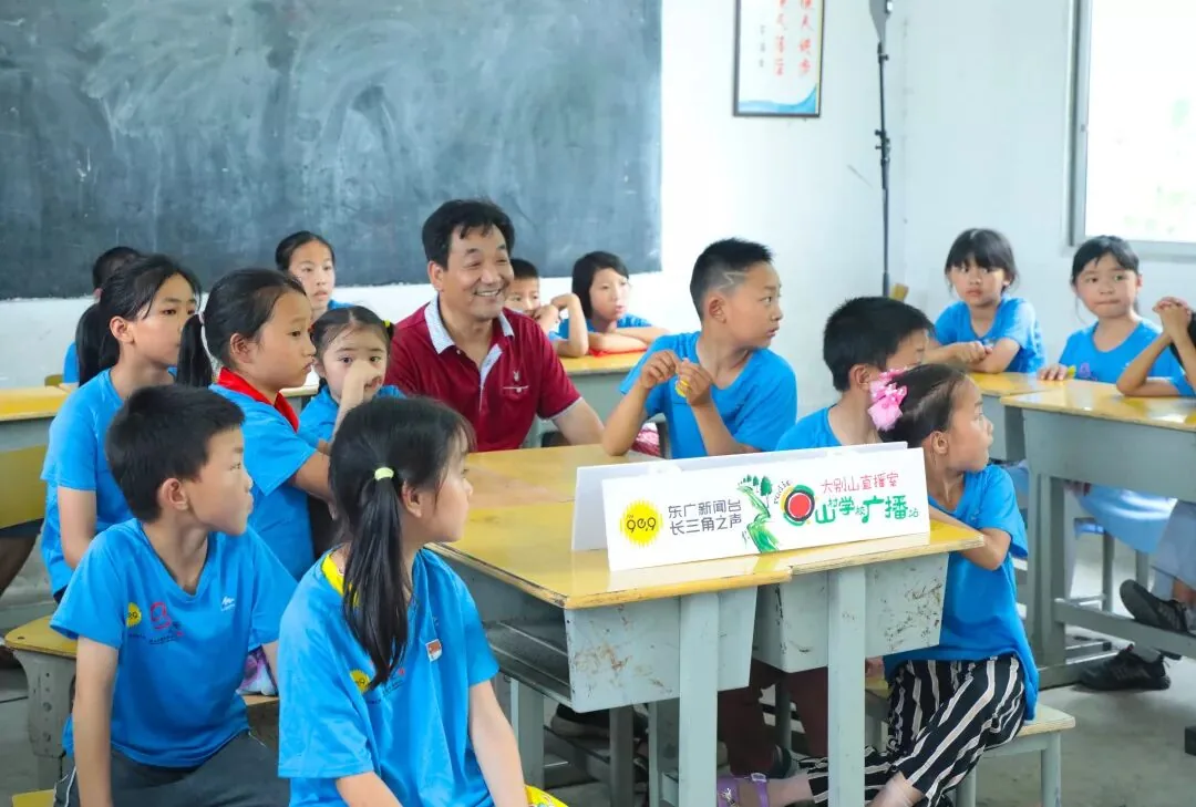 千里之外,又一座“山村学校广播站”开播了!项目记录图片
