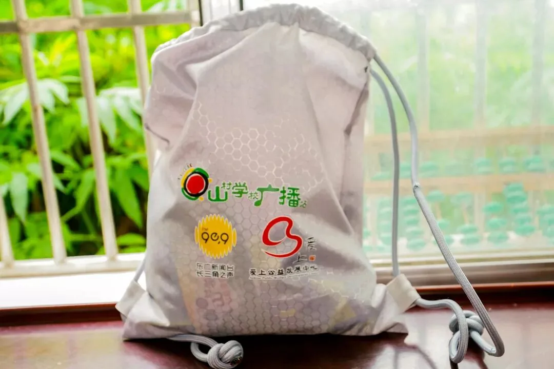 千里之外,又一座“山村学校广播站”开播了!项目记录图片