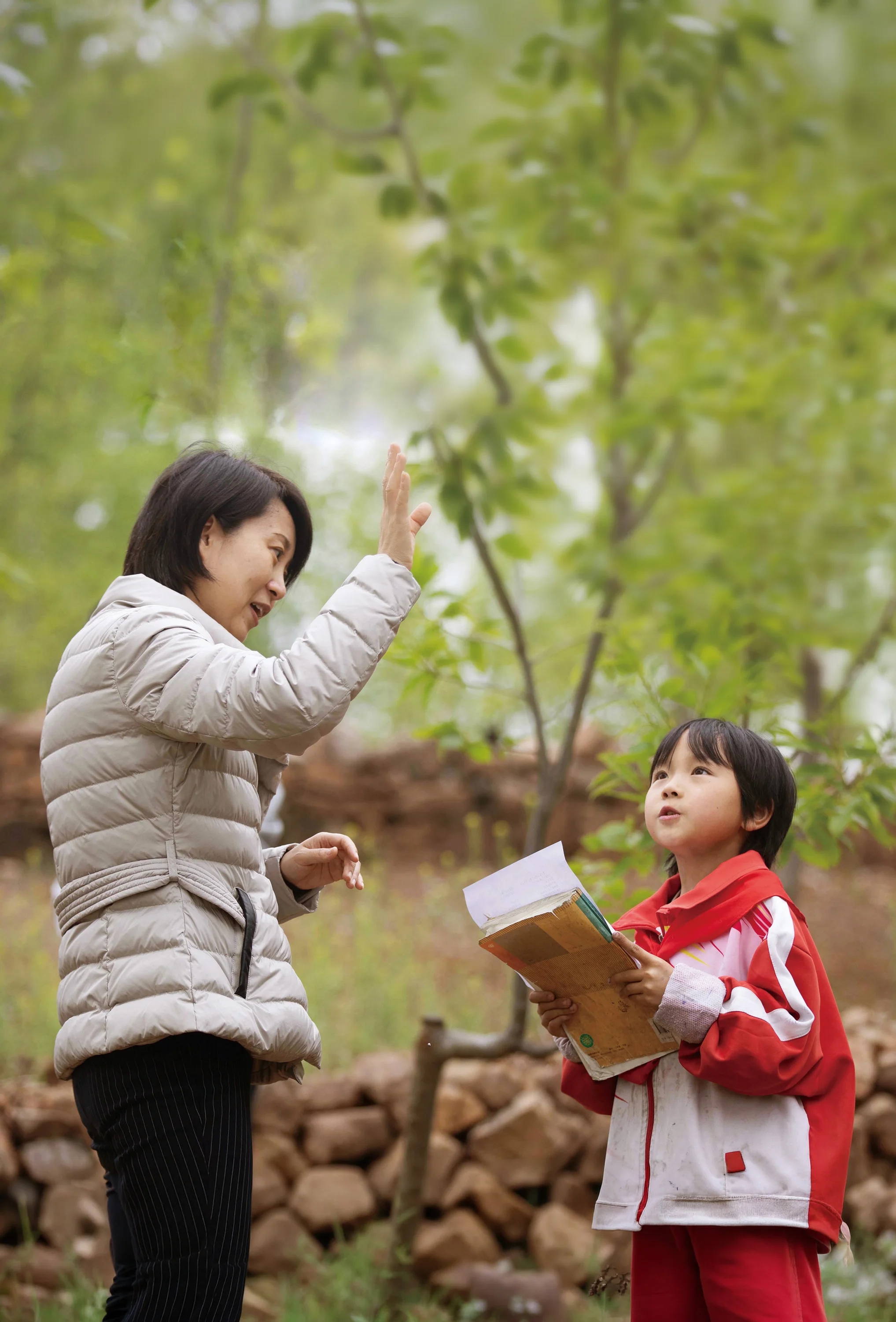 师生在校园树下共同参与广播活动